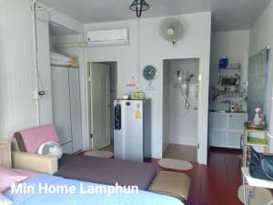 南奔Min Home的一间小型客房,配有冰箱和厨房