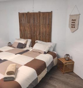 休达德亚Casa Sa Posidonia -POSIDONIA SURF & STAY-的两张睡床彼此相邻,位于一个房间里