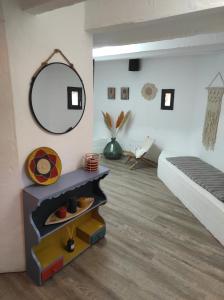 休达德亚Casa Sa Posidonia -POSIDONIA SURF & STAY-的卧室配有一张床,墙上设有镜子