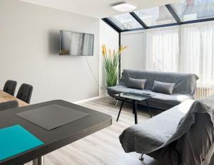 卡尔斯鲁厄Schickes Apartment in City Lage B7的客厅配有沙发和桌子