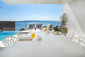巴什卡沃达Seaview villa with Wellness, Dreams Of Dalmatia II的海景白色餐桌