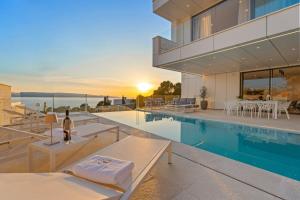 巴什卡沃达Seaview villa with Wellness, Dreams Of Dalmatia II的一座别墅,设有游泳池和日落美景
