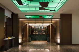 埼玉市The Mark Grand Hotel的大堂设有绿色天花板的建筑