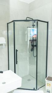 ChelstonChobwe Lodge的一个带水槽的玻璃淋浴间