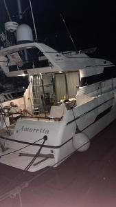 班约勒Mobilheim - Hausboot - Motoryacht Ilver Daytona 40 -Amoretta-的白船停在码头