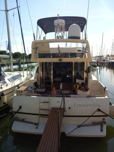 班约勒Mobilheim - Hausboot - Motoryacht Ilver Daytona 40 -Amoretta-的一艘白船停靠在水中
