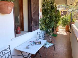 阿祖罗港Casa L'Approdo的庭院里的白色桌椅