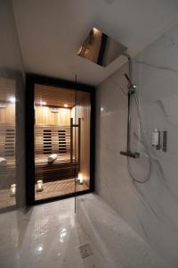 奥尔良印记Spa酒店的带淋浴的浴室和窗户。