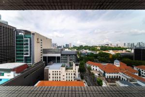 新加坡Hotel Royal Queens的从建筑屋顶上可欣赏到城市美景
