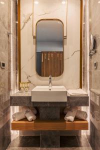 罗希姆诺BIO BEACH Boutique Hotel - Adults Only的一间带水槽和镜子的浴室