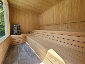 Futoフレッチア的一间设有木镶板和窗户的桑拿浴室