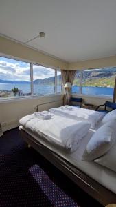 赫曼斯沃克松恩峡湾酒店的配有大窗户的客房内的一张大床