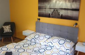 PodivínPenzion Miromar的卧室配有一张床,墙上挂着一幅画
