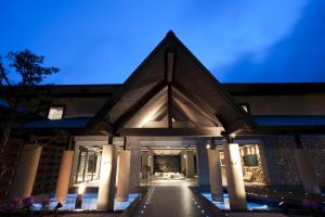 千岁支笏湖鹤雅度假温泉酒店水之謌的一座晚上有柱子和灯的建筑