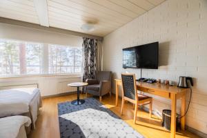 赫尔辛基兰塔普斯托酒店的客房设有1张床、1张办公桌和1台电视。