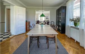 哥德堡Amazing Home In Gteborg With Wifi的一间带木桌和椅子的用餐室