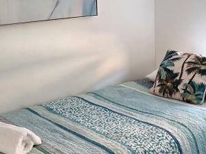福斯特CHILL-OUT LAKESIDE - Forster的一间卧室配有一张带棕榈树枕头的床