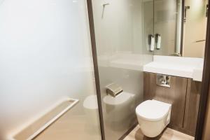 奥贝维利埃easyHotel Paris Nord Aubervilliers的浴室配有卫生间、盥洗盆和淋浴。