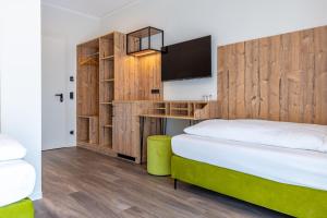 于特博格Hotel Fuchsbau Jüterbog的一间卧室配有一张木墙床