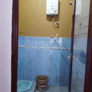 迪昂Homestay wahyu abadi 2 syariah的一间带卫生间和桶的浴室