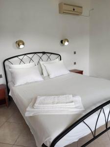 里瓦的亚狄罗思范特西公寓式酒店的白色的床、白色床单和枕头
