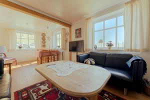 OyndarfjørðurLovely 4-BR house / Sea view / Nature的客厅配有沙发和桌子