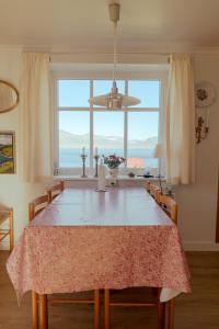 OyndarfjørðurLovely 4-BR house / Sea view / Nature的一间带桌子和大窗户的用餐室