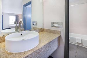 罗利罗利格伦伍德克拉布特里戴斯酒店的浴室设有白色水槽和镜子