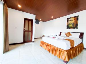 佩母德兰The Bali Menjangan Boutique Villas & Dive Center的一间卧室,配有两张床