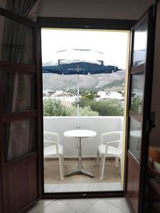 里瓦的亚狄罗思范特西公寓式酒店的阳台配有桌椅和遮阳伞