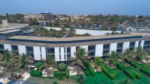 达喀尔达喀尔海洋广场丽笙酒店的棕榈树建筑的空中景观