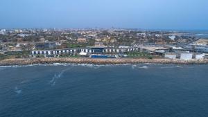 达喀尔达喀尔海洋广场丽笙酒店的城市和海洋的空中景观