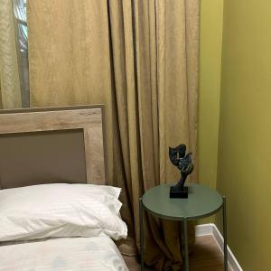 埃里温La Casa EmilioAngi的一间卧室配有一张床和一张带台灯的桌子