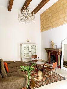 瓦莱塔L'Artist Casa Micallef的客厅配有沙发和桌子