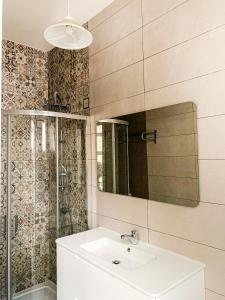 瓦莱塔L'Artist Casa Micallef的一间带水槽和镜子的浴室