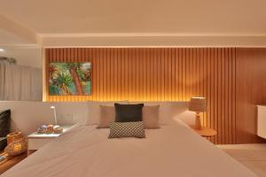 累西腓HY Apartments & Hotels的一间卧室配有一张带白色床罩的大床