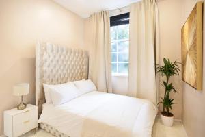 布莱顿霍夫Beautifully Decorated & Central 2bed Apartment (C)的卧室配有白色的床和窗户。