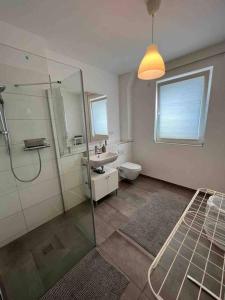 波鸿Moderne Wohnung mit 4 Betten的带淋浴、卫生间和盥洗盆的浴室