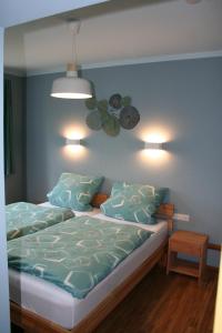 阿恩施塔特Haus Brunnenkunst的一间卧室配有两张带蓝色墙壁和灯光的床