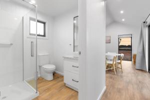 TemoraThree Ponds Estate的白色的浴室设有卫生间和水槽。