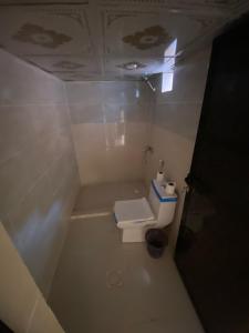 瓦迪拉姆Wadi Rum Desert Base Camp的一间小浴室,内设卫生间