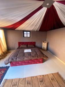 瓦迪拉姆Wadi Rum Desert Base Camp的帐篷内一间卧室,配有一张床
