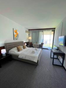 乌尔齐尼CORPUS A - Hotel Albatros的卧室设有一张白色大床和大窗户