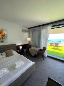 乌尔齐尼CORPUS A - Hotel Albatros的酒店客房设有一张床和一个大窗户