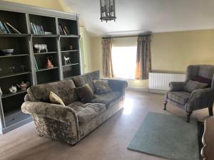 凯尔斯2 Bed Courtyard Apartment at Rockfield House Kells in Meath - Short Term Let的客厅配有沙发和两把椅子