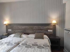 别尔萨Snö Hotel Bielsa的一间卧室配有一张带2个床头柜的大床