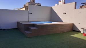 罗萨里奥Sortie - Rio的一座小游泳池,位于一座建筑的一侧