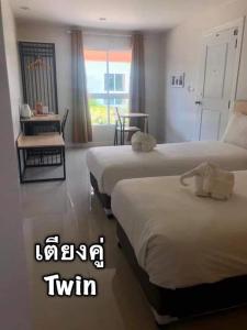 Kaeng KhoiMe and Tree Villa的酒店客房设有两张床和窗户。