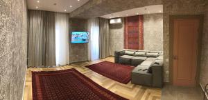 塔什干Tashkent City View Apart的带沙发和电视的客厅