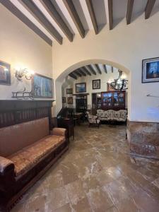 阿利坎特EL POBLET DE ATALAYAS的客厅配有沙发和桌子